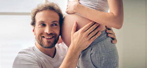 Vater lauscht am Bauch