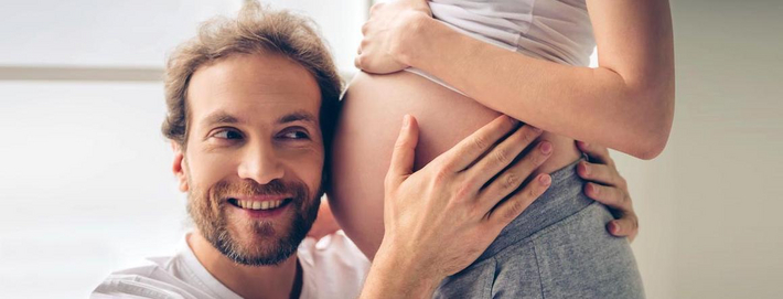 Vater lauscht am Bauch Vater lauscht am Bauch