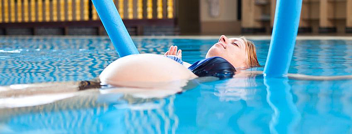 Frau mit Poolnudel Frau mit Poolnudel